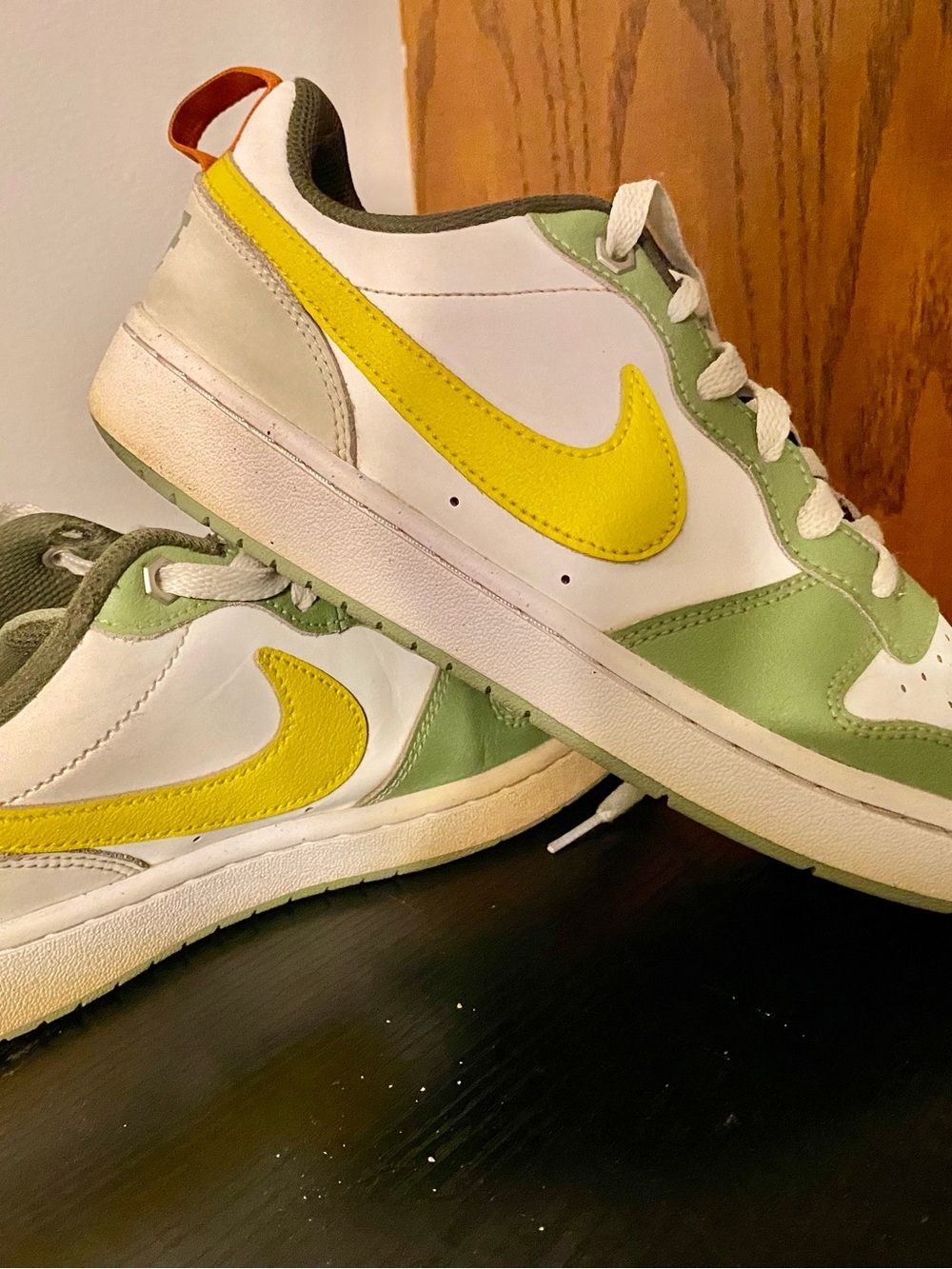 Nike Kids Low-Top Sneakers in White, Green & Yellow